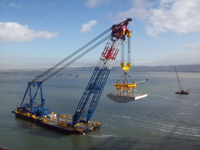 Stor Kran LLC Pacific Titan floating shear-leg crane underway