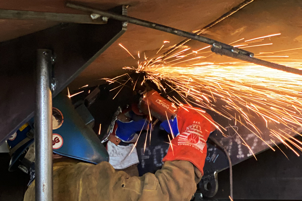 Shipyard welding with Weiler abrasives